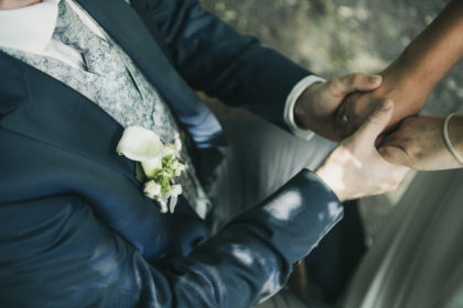 Braeutigam Haende Blumen Hochzeit Pforzheim