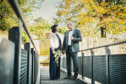 Bruecke Schlossgarten Brautpaar Hochzeitsfotografie