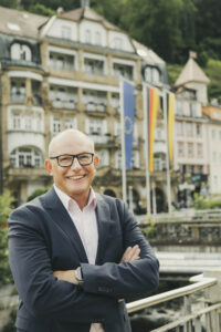 Locherfotodesign_portraitfotografie_peoplephotography_einzelportrait_mitarbeitershooting_standesbeamte