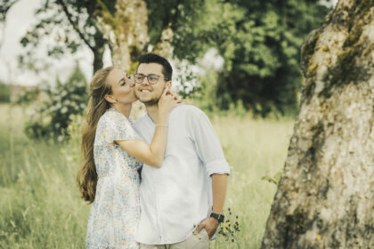 Locherfotodesign_portraitfotografie_peoplephotography_natur_kuss_paarshooting